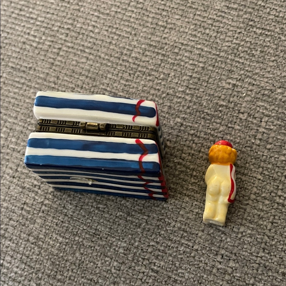 Colorful Bath House Trinket Box with Figurine - Picture 2 of 7